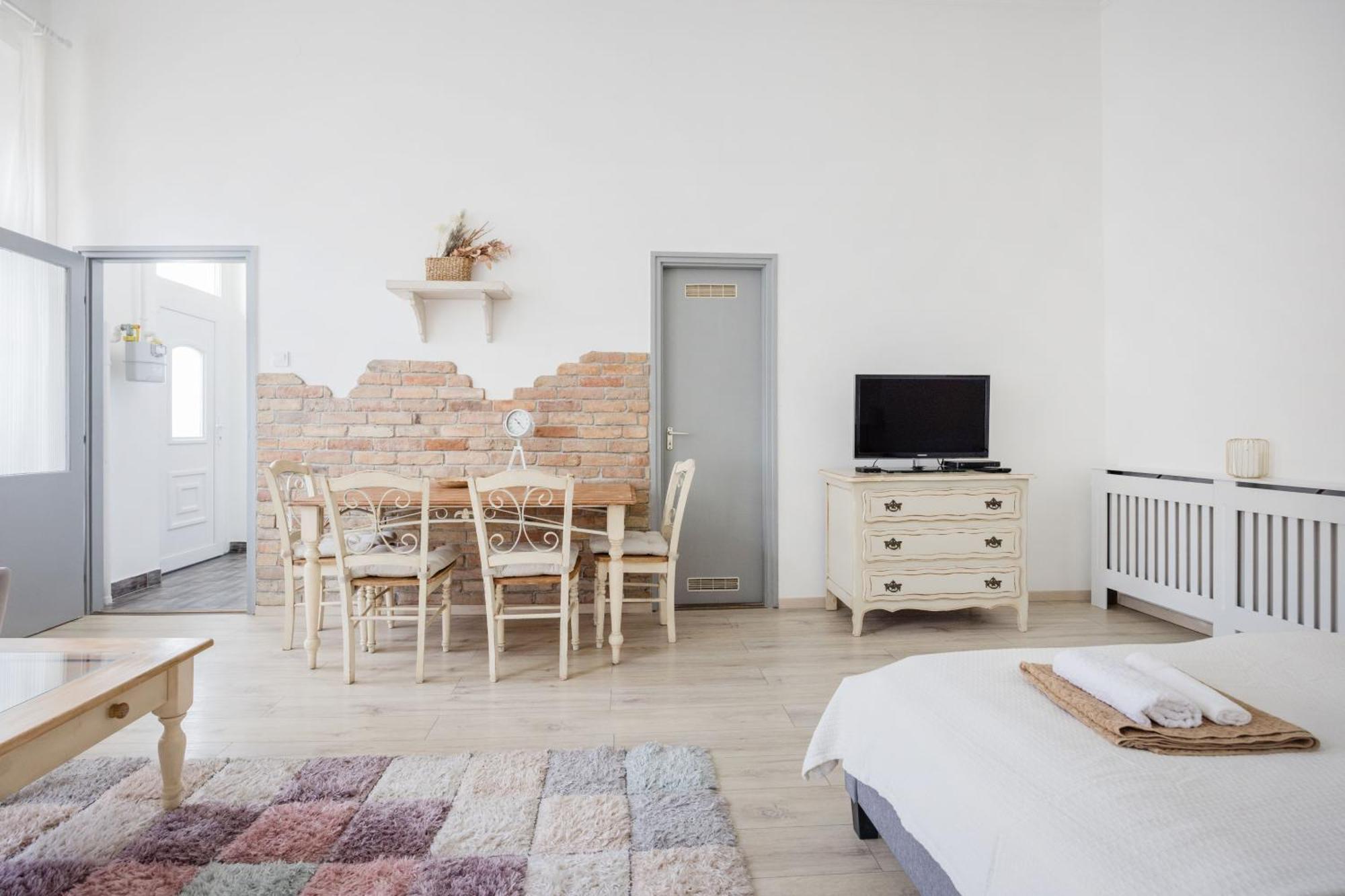A Touch Of Provence And Pastels In The Centre Apartament Budapesta